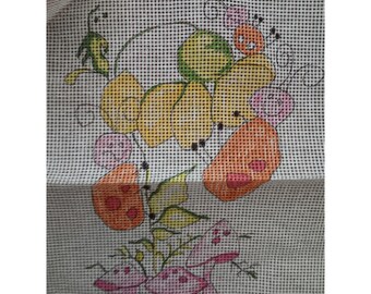 Handgeschilderd borduurpatroon op canvas met paddenstoelen, lieveheersbeestjes en rupsen, 9 x 11 inch.