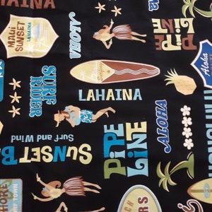 Peut inclure: Tissu noir avec un motif répétitif de texte et d'images colorés. Le texte comprend "Aloha", "Surf Rider", "Sunset", "Pipe Line", "Lahaina" et "Surfing". Les images comprennent des palmiers, des planches de surf et des danseuses hula.
