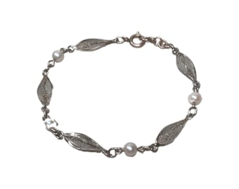 Vintage tennisarmband uit het midden van de 20e eeuw met verguld filigraanwerk en imitatieparels, 20 cm lang.