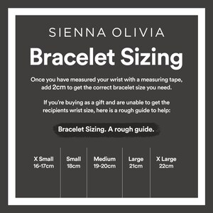 Op de afbeelding: Een grafiek met een maattabel voor armbanden van Sienna Olivia. De grafiek toont de armbandmaat in centimeters voor XS, S, M, L en XL.