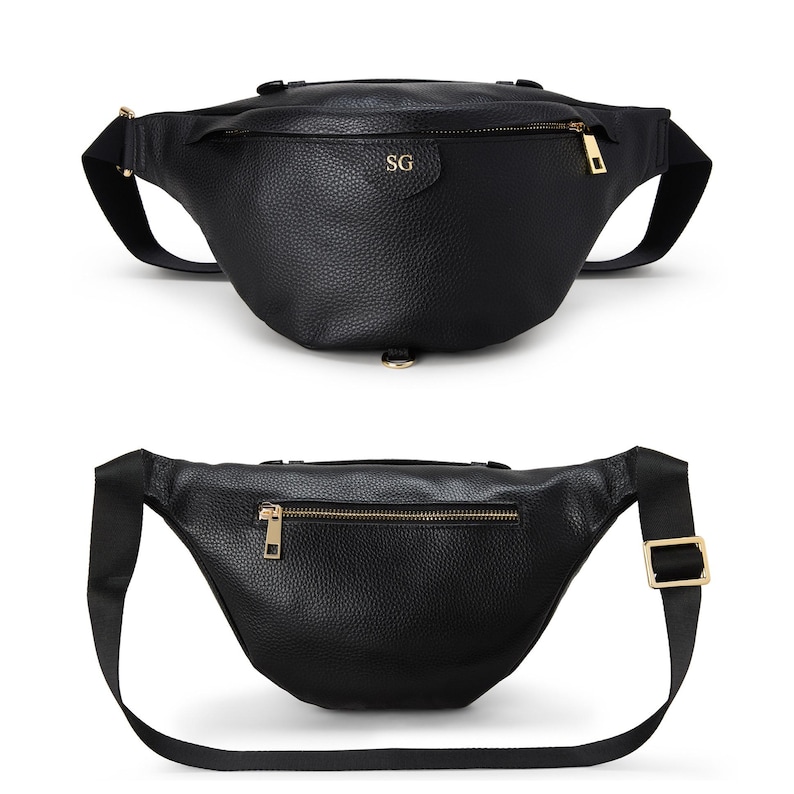 Peut inclure: Un sac banane noir &agrave; texture grain&eacute;e dot&eacute; de finitions dor&eacute;es, d'un compartiment principal zipp&eacute; avec les initiales SG grav&eacute;es sur le rabat avant, et d'une sangle en tissu noir r&eacute;glable avec une boucle dor&eacute;e pour une fermeture s&eacute;curis&eacute;e.