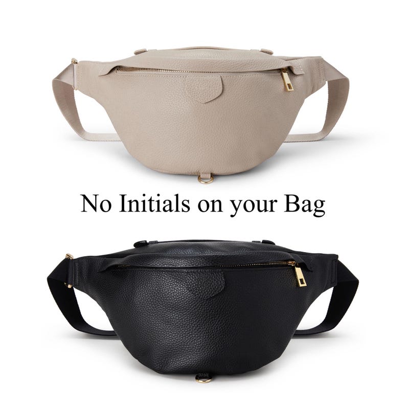 Peut inclure: Un sac banane beige et un sac banane noir, tous deux dot&eacute;s d'une surface textur&eacute;e, d'une fermeture &eacute;clair sup&eacute;rieure avec une tirette dor&eacute;e et d'une sangle r&eacute;glable. Le texte "No Initials on your Bag" est plac&eacute; entre les deux sacs superpos&eacute;s.