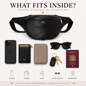 Peut inclure: Un sac banane en cuir noir avec fermeture &eacute;clair dor&eacute;e et monogramme SG. Les articles pr&eacute;sent&eacute;s incluent un smartphone noir, un porte-cartes noir avec monogramme SG, un portefeuille beige, des lunettes de soleil noires, des cl&eacute;s et un passeport.
