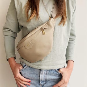 Sac banane en cuir personnalisé disponible en pierre ou en noir