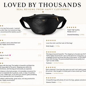 Peut inclure: Un sac banane en cuir noir avec une fermeture &eacute;clair dor&eacute;e et les initiales SG dor&eacute;es en relief sur le devant. Le sac est entour&eacute; d'avis clients avec des notes de cinq &eacute;toiles et le texte LOVED BY THOUSANDS REAL REVIEWS FROM HAPPY CUSTOMERS.