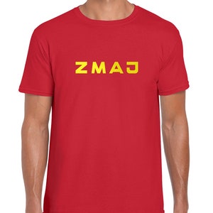 Op de afbeelding: Een rood T-shirt met het woord "ZMAJ" in geel op de voorkant.
