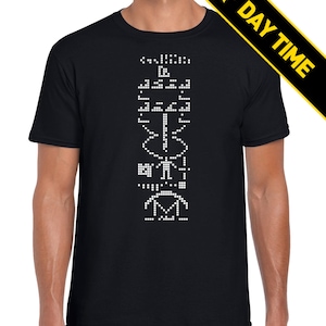 Puede incluir: Una camiseta negra con un diseño de árbol pixelado blanco en la parte delantera.