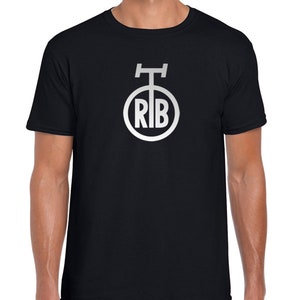 Puede incluir: Una camiseta negra con un gráfico plateado de un círculo con las letras "RIB" dentro y una "T" encima del círculo.