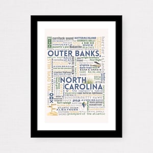 Puede incluir: Una impresión enmarcada con un diseño de nube de palabras de Outer Banks, Carolina del Norte. La obra de arte incluye nombres de lugares como Hatteras Island, Avon Beach y Kill Devil Hills, con un gráfico de señalización en la parte inferior.
