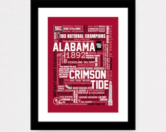 Op de afbeelding: Ingelijste Crimson Tide poster. De rode poster bevat witte tekst, waaronder "ALABAMA", "18X NATIONAL CHAMPIONS" en diverse namen en zinnen die met het team te maken hebben.