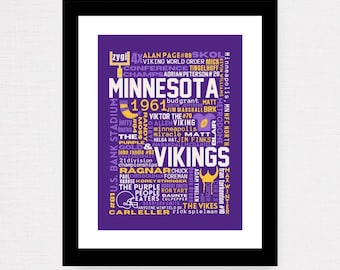 Può includere: Una stampa incorniciata con le parole "Minnesota" e "Vikings" in viola e oro. La stampa include testo con nomi, date e frasi relative alla squadra di football dei Minnesota Vikings.