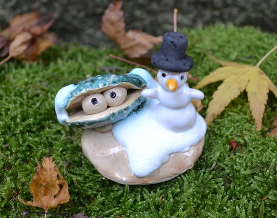 Ceramic shell Melika with snowman Tom in the snow