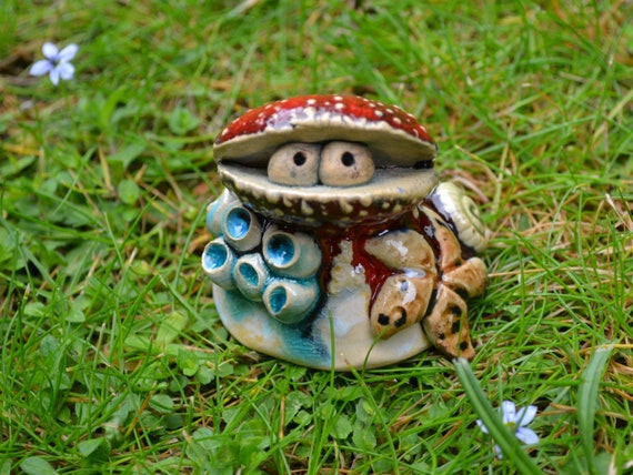 Ceramic shell on stone Astrid