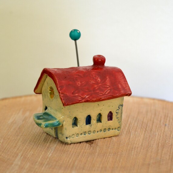 Mini ceramic house with glitter element