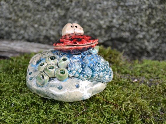 Ceramic shell on stone Frida