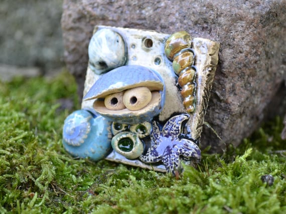 Mini ceramic picture with shell Isaac