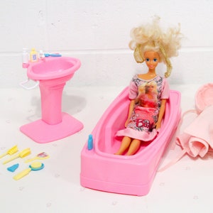 Vintage 90s Barbie Doll Bathroom Play Set, Mattel Barbie Toy Set, Barbie Nightgown, 90s Girl Toys, 90s Vintage Doll Furniture, Toy Doll Set