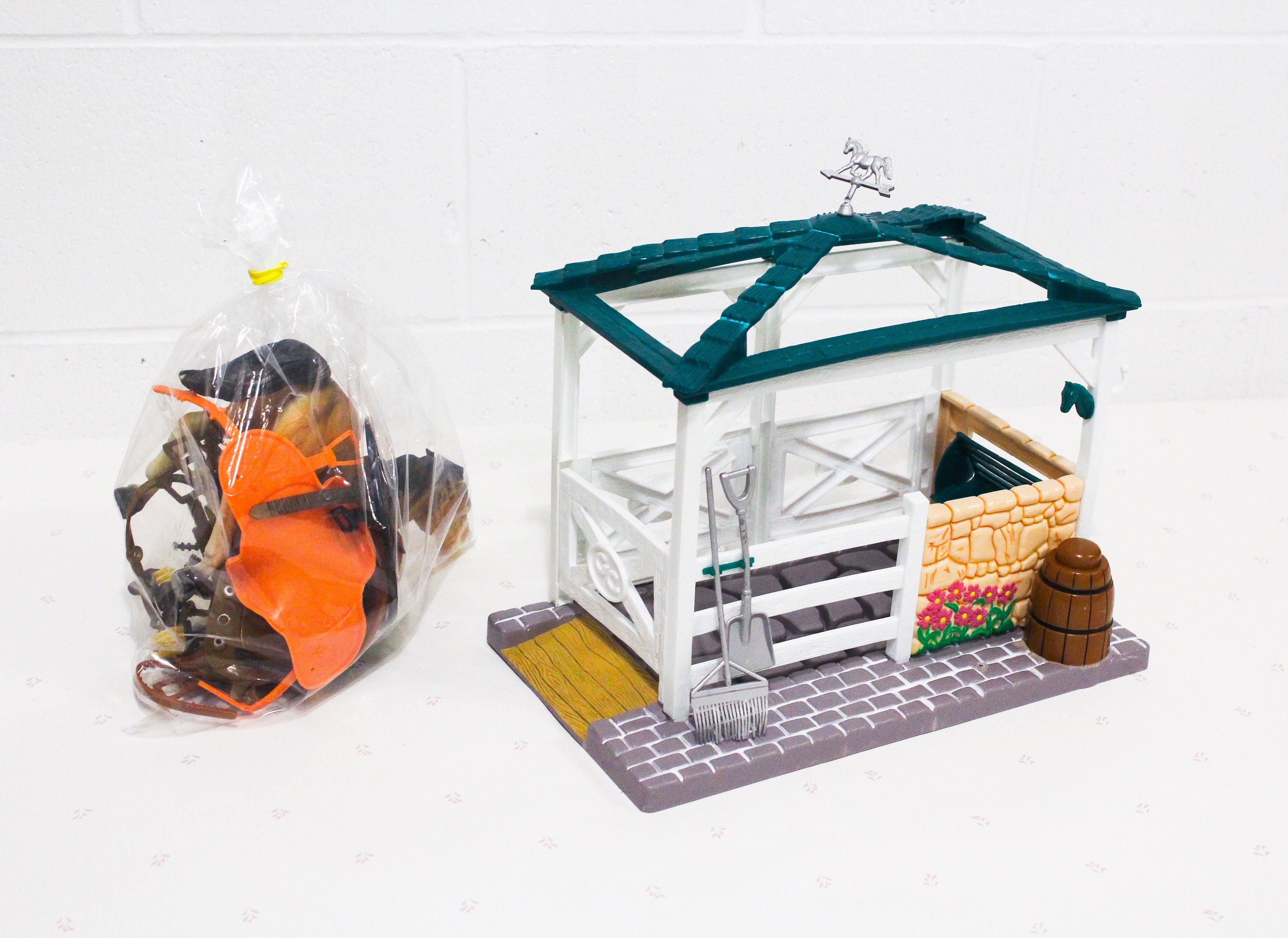 Grand Champion Empire Horse Toy Stable, Vintage Horse Stable