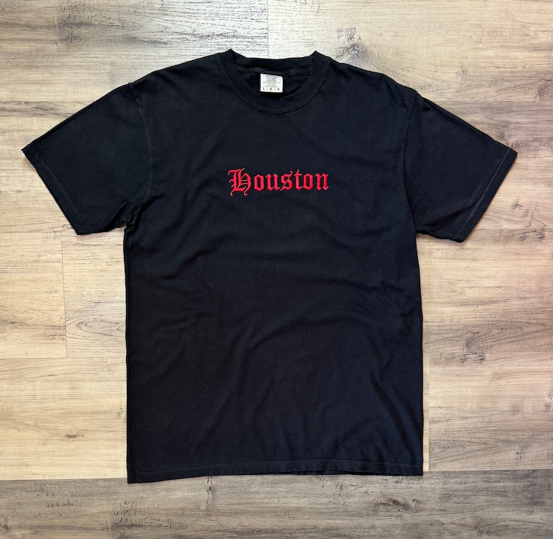 Camiseta bordada de Houston, Texas - Camiseta de Houston - Colores cómodos - Camiseta vintage de Houston - Fan de los Rockets - Houston, Texas - Camiseta de baloncesto imagen 6