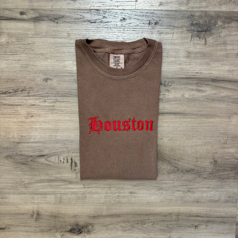 Camiseta bordada de Houston, Texas - Camiseta de Houston - Colores cómodos - Camiseta vintage de Houston - Fan de los Rockets - Houston, Texas - Camiseta de baloncesto Marrón