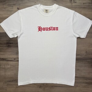Camiseta bordada de Houston, Texas - Camiseta de Houston - Colores cómodos - Camiseta vintage de Houston - Fan de los Rockets - Houston, Texas - Camiseta de baloncesto imagen 8