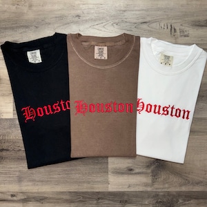 Camiseta bordada de Houston, Texas - Camiseta de Houston - Colores cómodos - Camiseta vintage de Houston - Fan de los Rockets - Houston, Texas - Camiseta de baloncesto imagen 1
