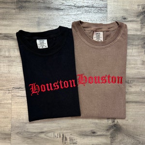 Camiseta bordada de Houston, Texas - Camiseta de Houston - Colores cómodos - Camiseta vintage de Houston - Fan de los Rockets - Houston, Texas - Camiseta de baloncesto imagen 2