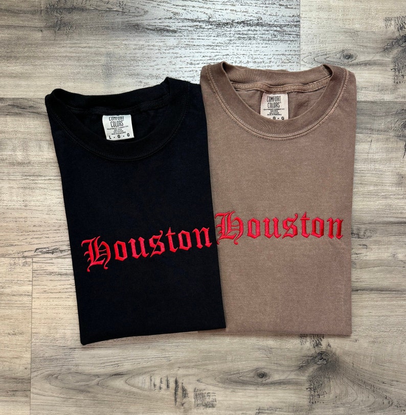 Camiseta bordada de Houston, Texas - Camiseta de Houston - Colores cómodos - Camiseta vintage de Houston - Fan de los Rockets - Houston, Texas - Camiseta de baloncesto imagen 2