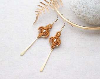 Boucles d'oreilles longues en macramé en terre cuite | Boho Chic Alternatif | Boucles d'oreilles orientales avec pendentif doré aux couleurs d'automne