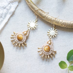 Macramé oorbellen zon met gouden tijgeroog | Boho Hippie | Festival sieraden | Etnische tribale oorbellen