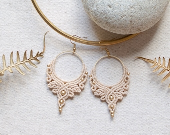 Grandes boucles d’oreilles en macramé | Bijoux de mariée | Bohème Chic | Boucles d'oreilles créoles pour mariées | Mariage hippie | Bijoux de festival | beige