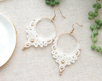 Grandes boucles d’oreilles en macramé | Bijoux de mariée | Bohème Chic | Boucles d'oreilles créoles pour mariées | Mariage hippie | Bijoux de festival | or blanc | blanc cassé