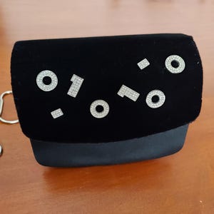 Bolso de mano, cartera o bolso de noche vintage Y2K 'Millennium' de los años 00 y 2000 con adornos de terciopelo negro, metal y circonitas cúbicas y correa de metal