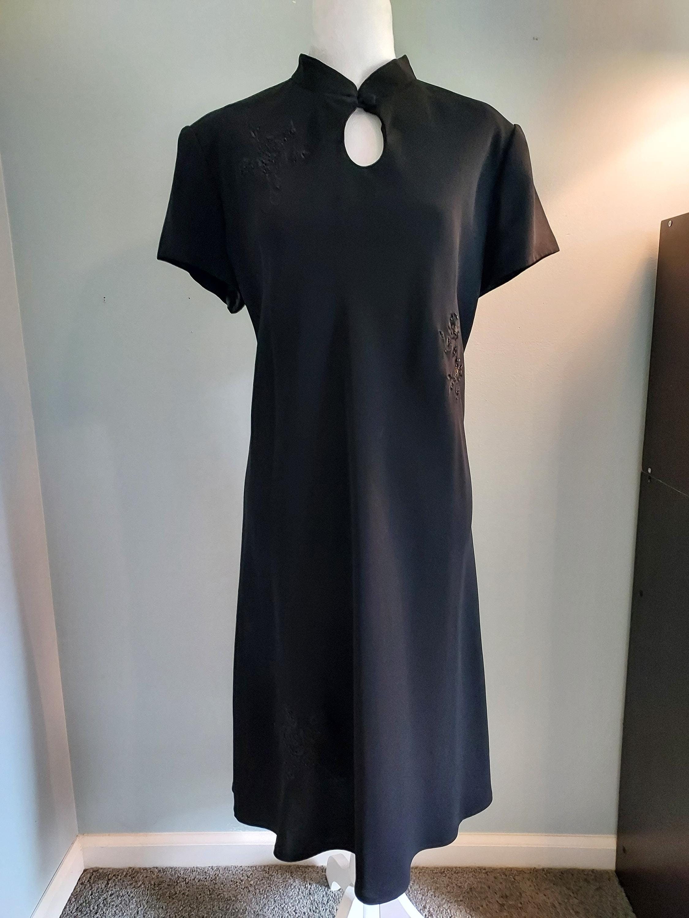 Vintage 1990s 'scarlett' Black Embroidered Short Sleeve Midi Vintage 1990s 'scarlett' Black Embroidered Short Sleeve Midi