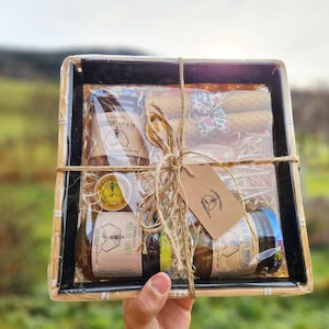 Coffret produits de la ruche, apiculteur français de haute-savoie, panier garni, producteur français, apiculteur. miel, bougie, bonbons...