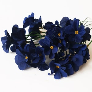 Set mit 4 Kleinen dunkelblauen violetten Blumenstielen, 5 Blüten pro Stiel, Füller-Kunstblumen-Hochzeits-Dekoration, Blumenkrone-Corsage-Kranz