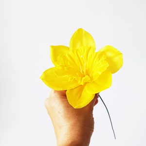 3 gelbe Narzissen mit Drahtstielen, künstliche Seidennarzissenblumen 4,3 &quot;Blumenhaar-Hutzubehör Blumenzubehör Gefälschter Faux-Frühling