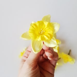10 Mini gelbe Narzisse Köpfe, Kunstseide Narzisse Blume Blumenhaar-Hut-Zusatz-Blumen-Versorgungen-Fälschung-Faux-Frühling-Muttertag B2