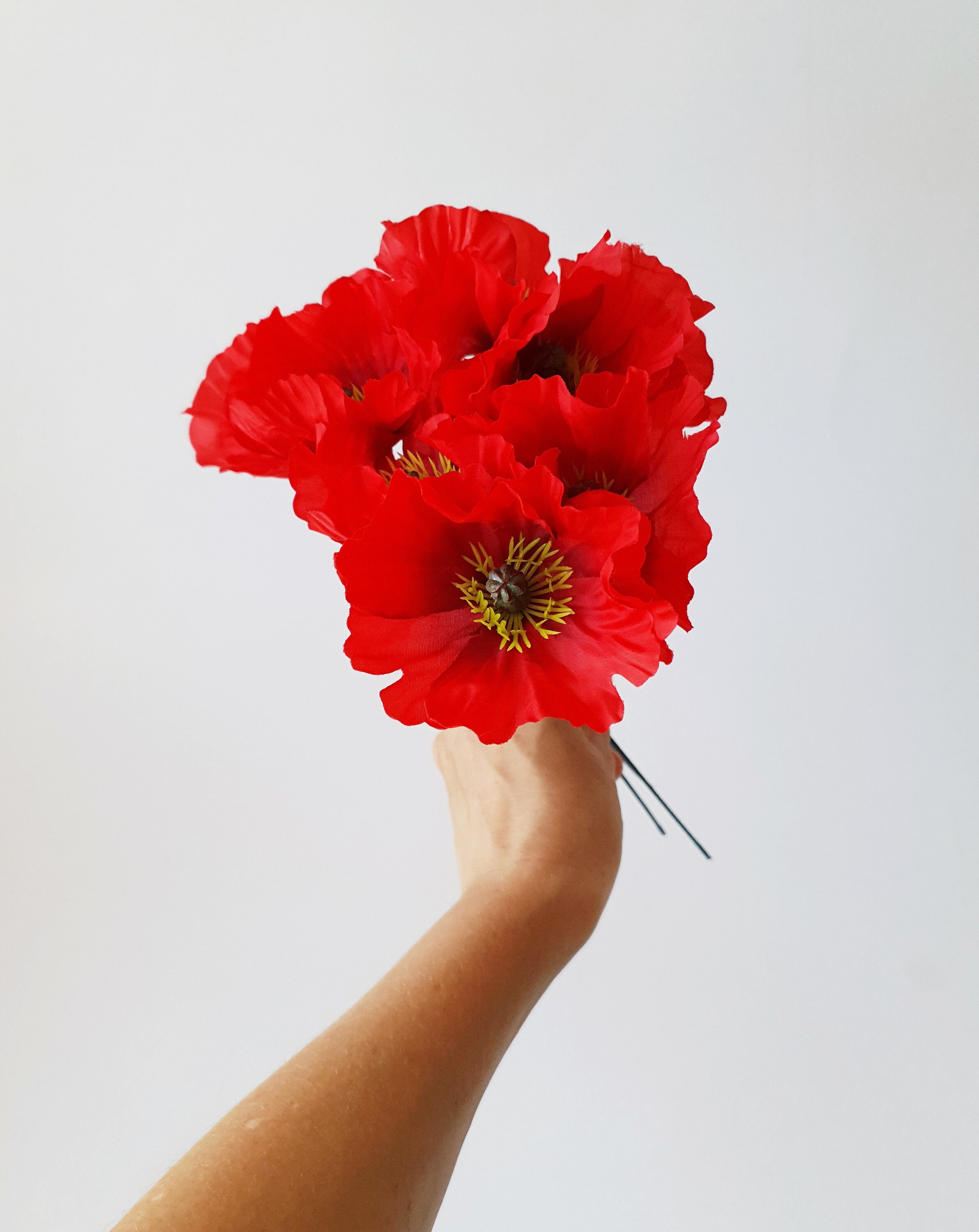 5本の赤いポピーの造花、シルクの濃い赤いポピーの花の花のヘア