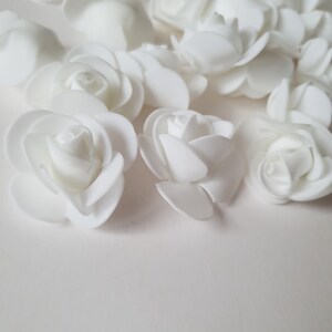 50 Stück PE weiße Rosenblüten - Schaum Mini Rosenköpfe, Mini künstliche Schaumblumen, Hochzeit Corsage Krone, festliche Partybedarf Bild 9