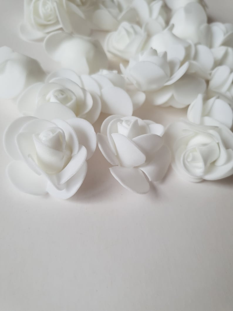 50 Stück PE weiße Rosenblüten - Schaum Mini Rosenköpfe, Mini künstliche Schaumblumen, Hochzeit Corsage Krone, festliche Partybedarf Bild 9