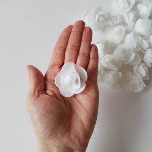 50 Stück PE weiße Rosenblüten - Schaum Mini Rosenköpfe, Mini künstliche Schaumblumen, Hochzeit Corsage Krone, festliche Partybedarf Bild 6