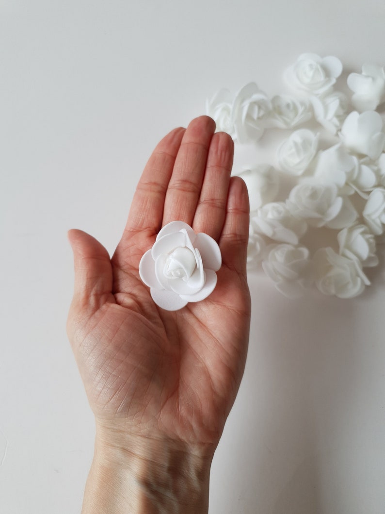 50 Stück PE weiße Rosenblüten - Schaum Mini Rosenköpfe, Mini künstliche Schaumblumen, Hochzeit Corsage Krone, festliche Partybedarf Bild 6