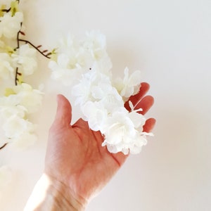 シルクの桜の枝3本、白い花、日本の桜、中国の梅、フラワーアレンジメント用品、ホームパーティーの結婚式の装飾、センターピース