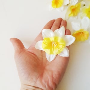 10 Mini Weiß Gelbe Narzisse Köpfe, Kunstseide Narzisse Blume Blumenhaar Hut Zubehör Fake Faux Frühling Muttertag B3
