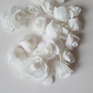 50 Stück PE weiße Rosenblüten - Schaum Mini Rosenköpfe, Mini künstliche Schaumblumen, Hochzeit Corsage Krone, festliche Partybedarf Bild 5