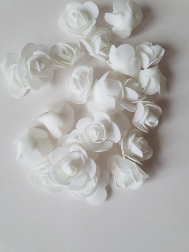 50 Stück PE weiße Rosenblüten - Schaum Mini Rosenköpfe, Mini künstliche Schaumblumen, Hochzeit Corsage Krone, festliche Partybedarf Bild 5