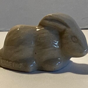Pu&ograve; includere: Una piccola statuetta di coniglio in ceramica bianca. Il coniglio &egrave; sdraiato con la testa girata di lato. La statuetta &egrave; contrassegnata "Made in England" sul fondo.