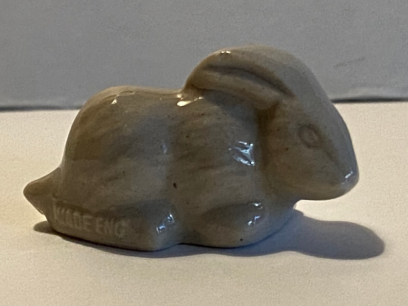 Pu&ograve; includere: Una piccola statuetta di coniglio in ceramica bianca. Il coniglio &egrave; sdraiato con la testa girata di lato. La statuetta &egrave; contrassegnata "Made in England" sul fondo.