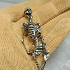 Medische skelet zilveren ketting met een schedel, menselijk skelet, zilveren biker hanger, skelet sieraden, horror ketting, Halloween ketting